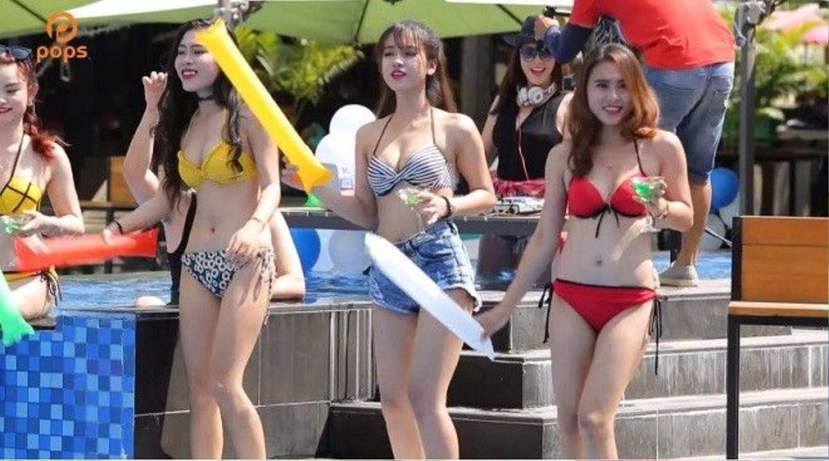 Dàn mẫu nữ mặc bikini uốn éo. 