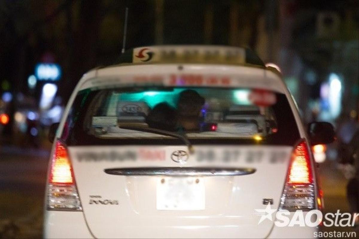 Cả hai di chuyển bằng xe taxi.