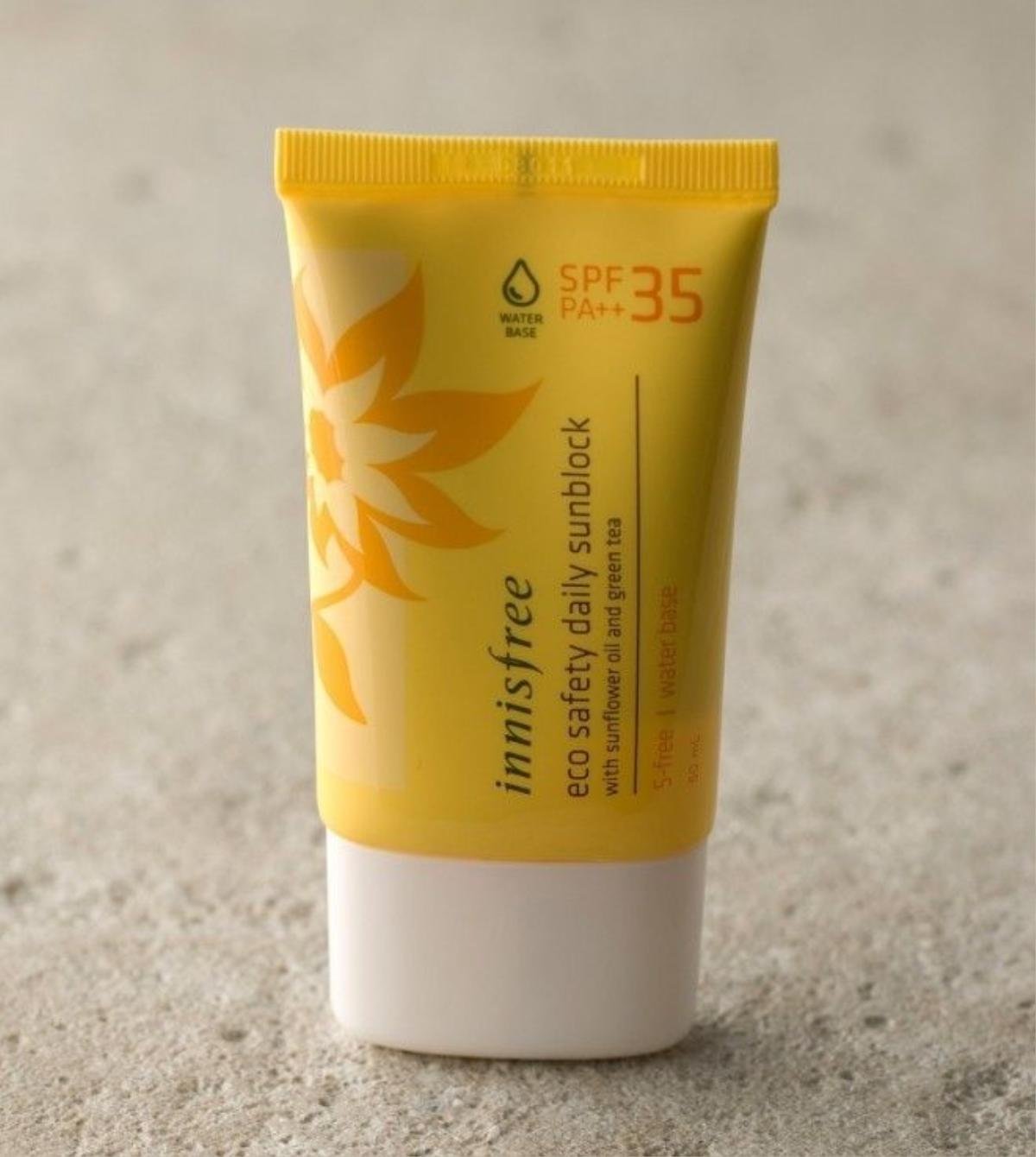 Kem chống nắng làm mịn da Innisfree Eco Safety Perfect Sunblock chứa tinh dầu hoa hướng dương và chiết xuất trà xanh giúp bảo vệ da khỏi tác động của các tia có hại trong ánh nắng mặt trời trong một thời gian dài nhờ khả năng kiểm soát mồ hôi và bã nhờn hiệu quả. Kem có kết cấu mỏng mịn, dễ dàng thẩm thấu, không gây nhờn dính, bí da đồng thời tạo thành lớp màng mỏng cải thiện tông màu da giá tầm 470.000 VND