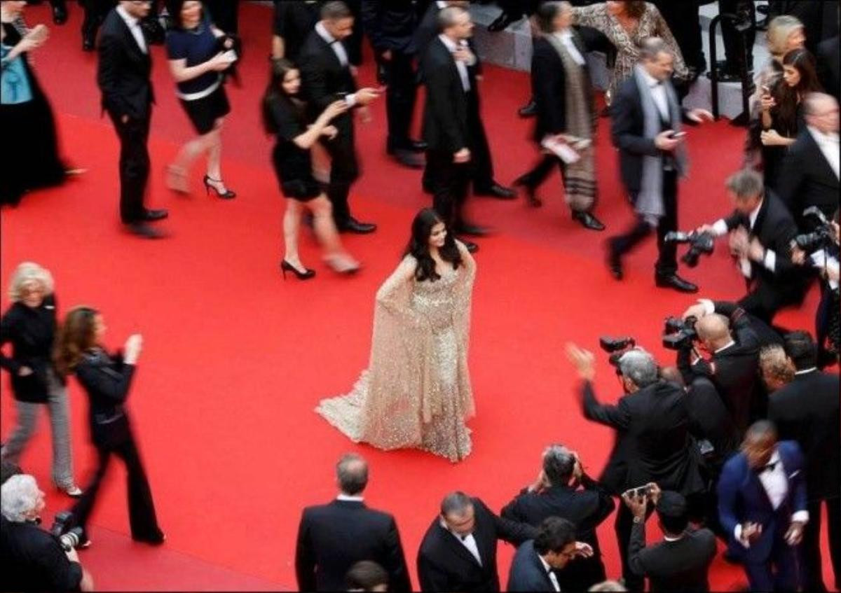 Bollywood actress Aishwarya Rai poses on the red carpet as she arrives for the screening of the film "Ma loute" in competition at the 69th Cannes Film Festival in Cannes