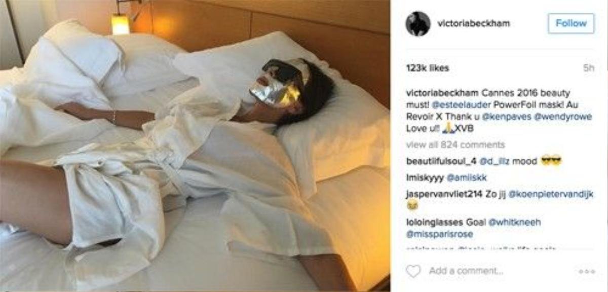 Victoria Beckham đắp mặt nạ chống lão hóa và đăng bức ảnh thư giãn trên giường lên Instagram.