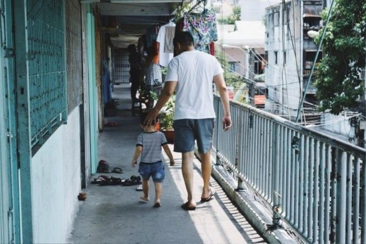 Trên dãy hành lang này là dấu ấn của những bước đi đầu đời, những bài học làm người đầu tiên cha đã dạy con.