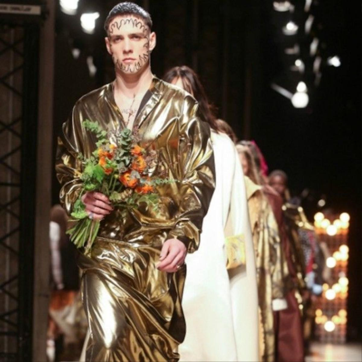 Hình ảnh chiếc Toga, một sản phẩm thời trang phi giới tínhtrên sàn diễn Paris Fashion Week 2016 của Vivienne Westwood