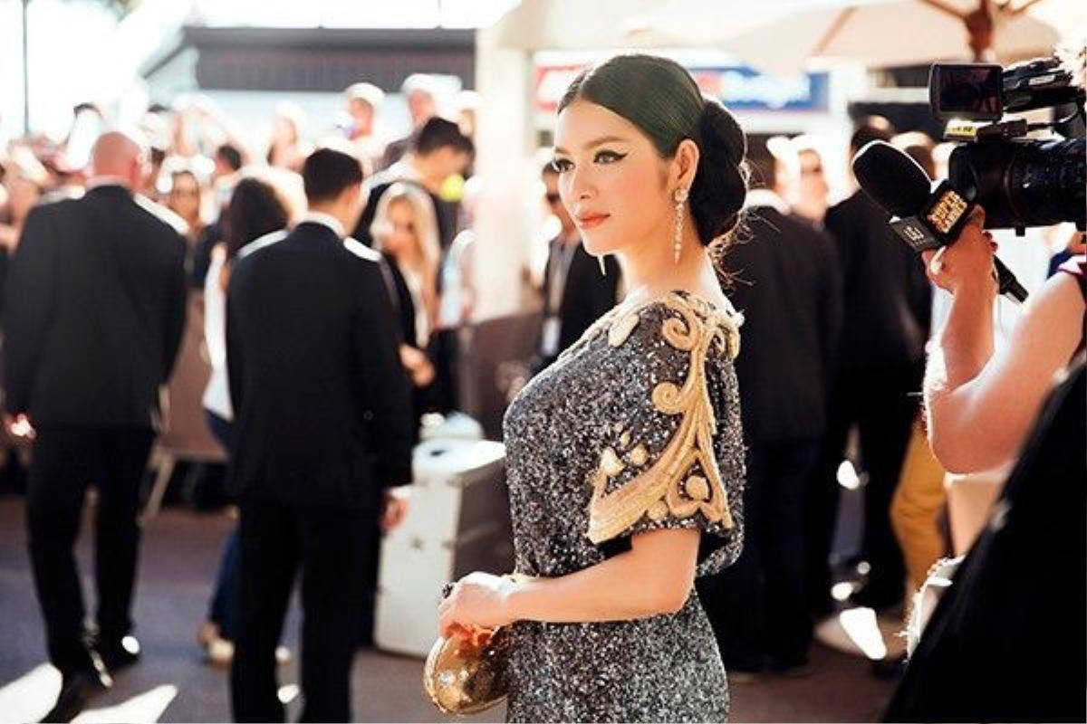 Thuộc dòng haute couture đỉnh cao, đầm kim sa đuôi cá Lý Nhã Kỳ diện được thiết kế với cảm hứng đậm chất Ai Cập cổ xưa, với hoạ tiết cổ áo và tay áo thể hiện sự quyền uy của một nữ thần.