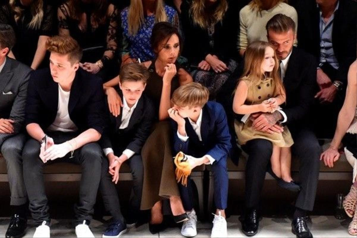 6 thành viên trong gia đình Beckham cùng xuất hiện trên hàng ghế đầu của Burberry Show ở L.A (Mỹ). 