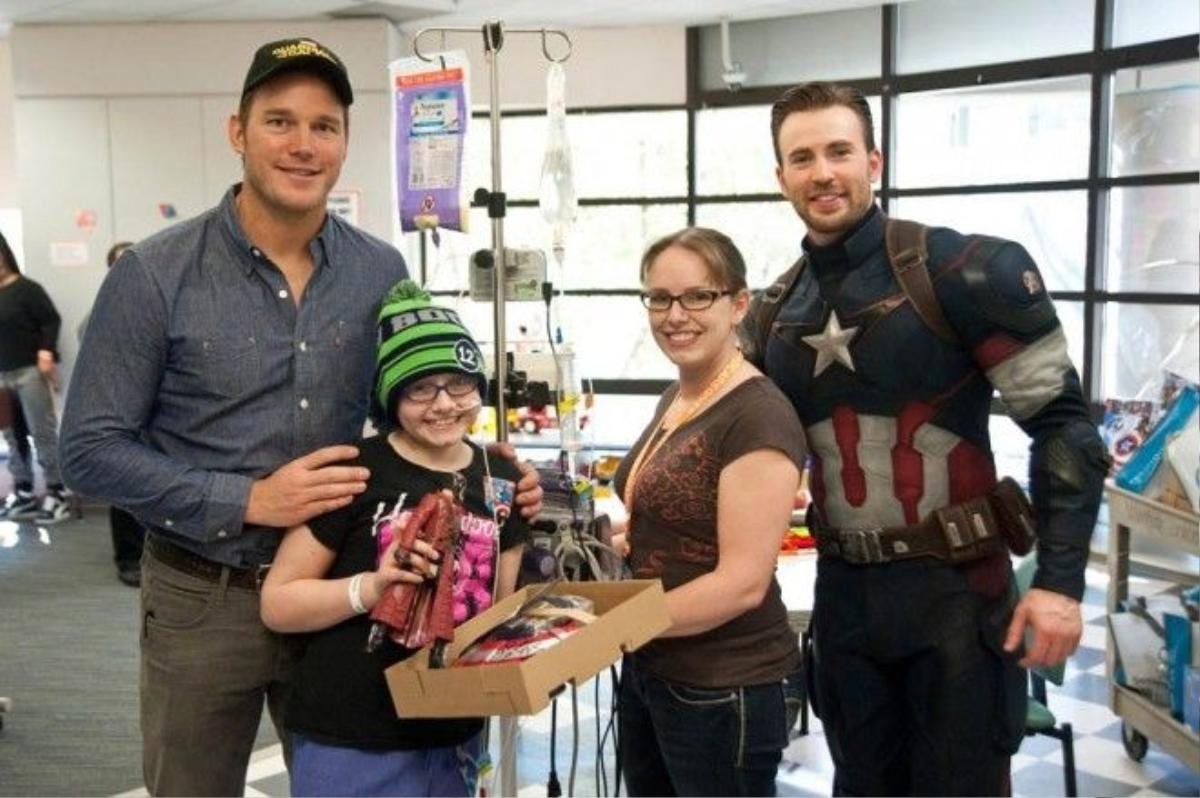 Chris Evans và Chris Pratt đến thăm các bệnh nhân nhí.