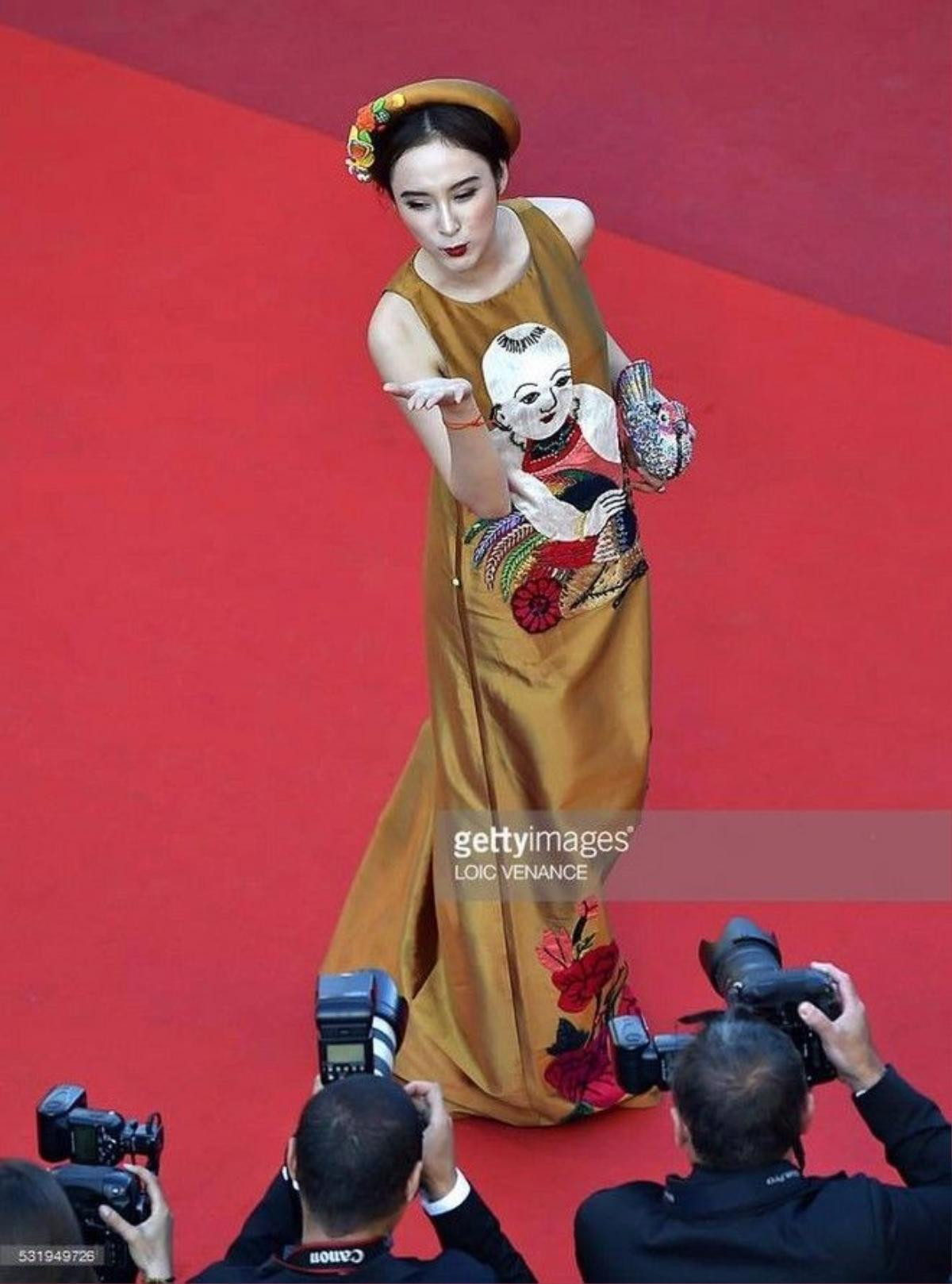 Angela Phương Trinh nổi bật giữa thảm đỏ Cannes.