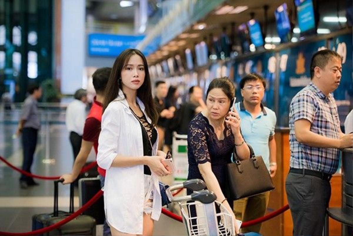 Mẹ Vũ Ngọc Anh đích thân vào bên trong giúp con gái check-in trước giờ lên máy bay.