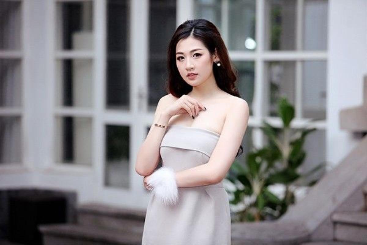 Với làn da trắng ngần và mịn màng, Tú Anh nổi bật dù không trang điểm cầu kỳ hay trang sức đắt đỏ.