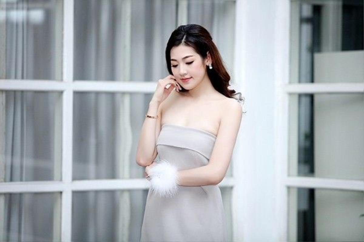 Duy nhất món trang sức trên người Tú Anh là đôi bông tai ngọc trai tinh tế và là điểm nhấn trong set đồ đơn giản.