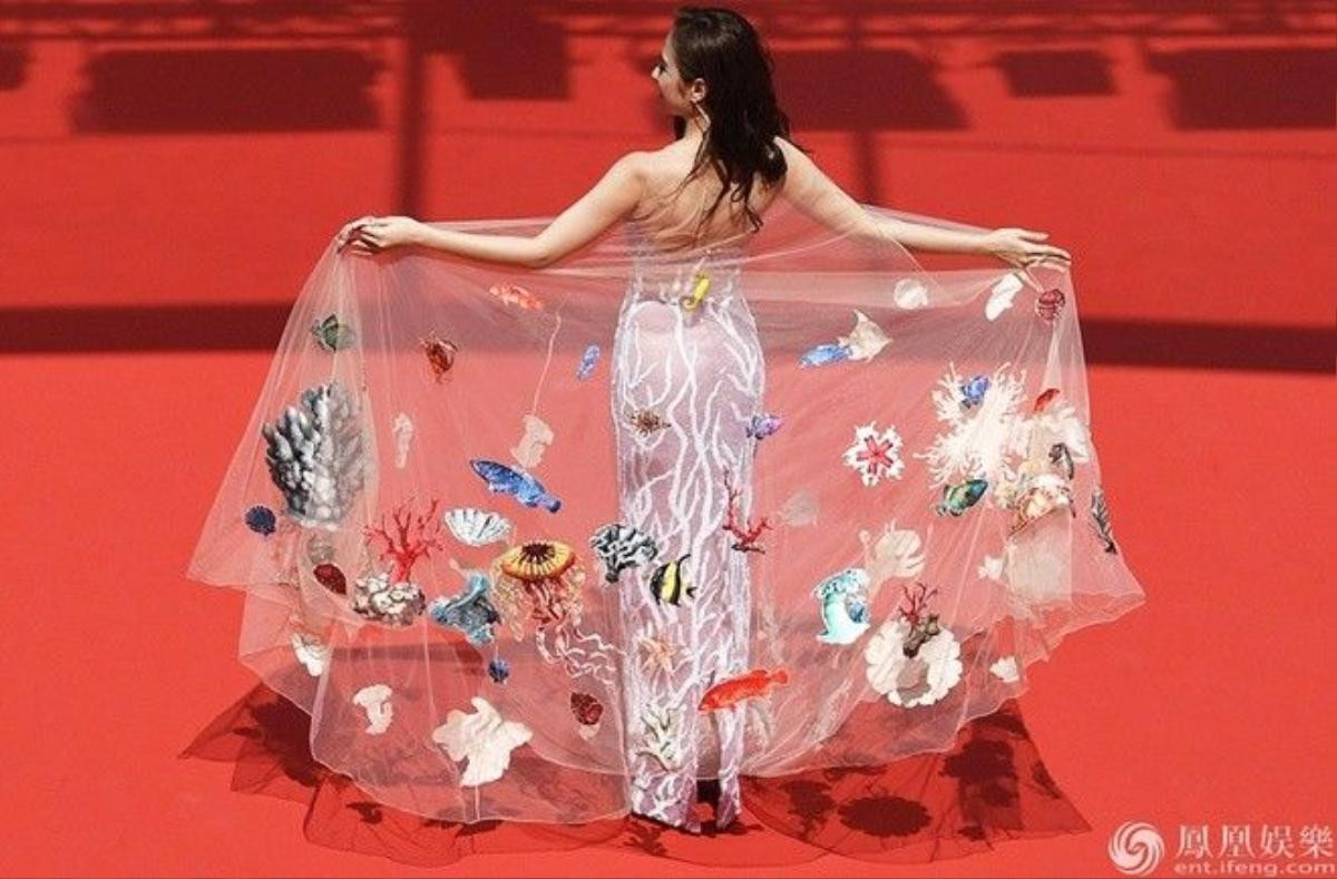 A guest arrives on May 18, 2016 for the screening of the film "Ma'Rosa" at the 69th Cannes Film Festival in Cannes, southern France. / AFP PHOTO / Antonin THUILLIER