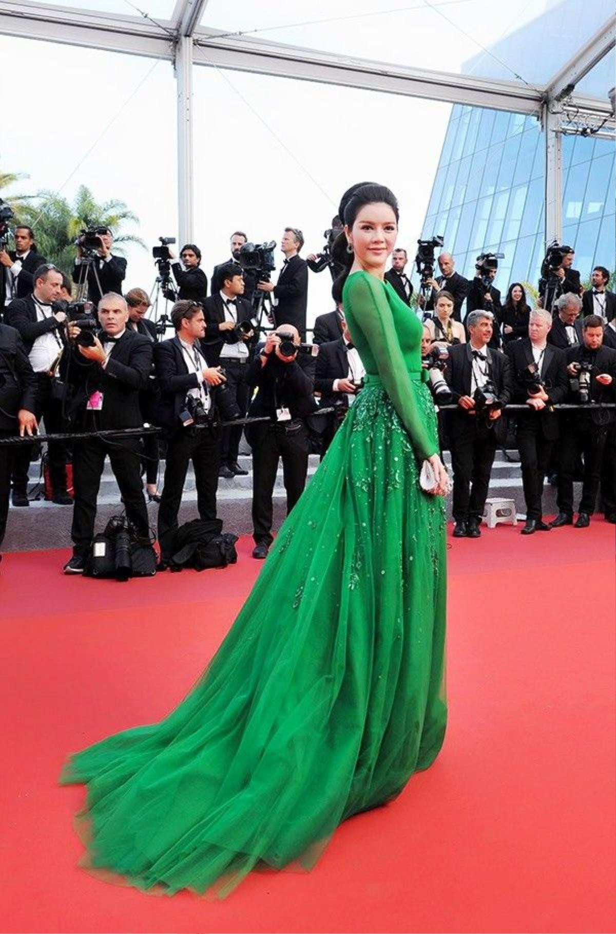 Qua 4 ngày đến Cannes, Lý Nhã Kỳ đã thực sự để lại những ấn tượng mạnh về phong cách thời trang cổ điển.