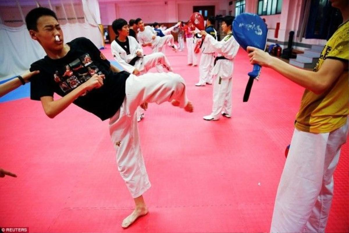 Một học viên tập taekwondo đến chảy máu mũi nhưng vẫn không ngừng tập tại trường thể thao Shichahai.