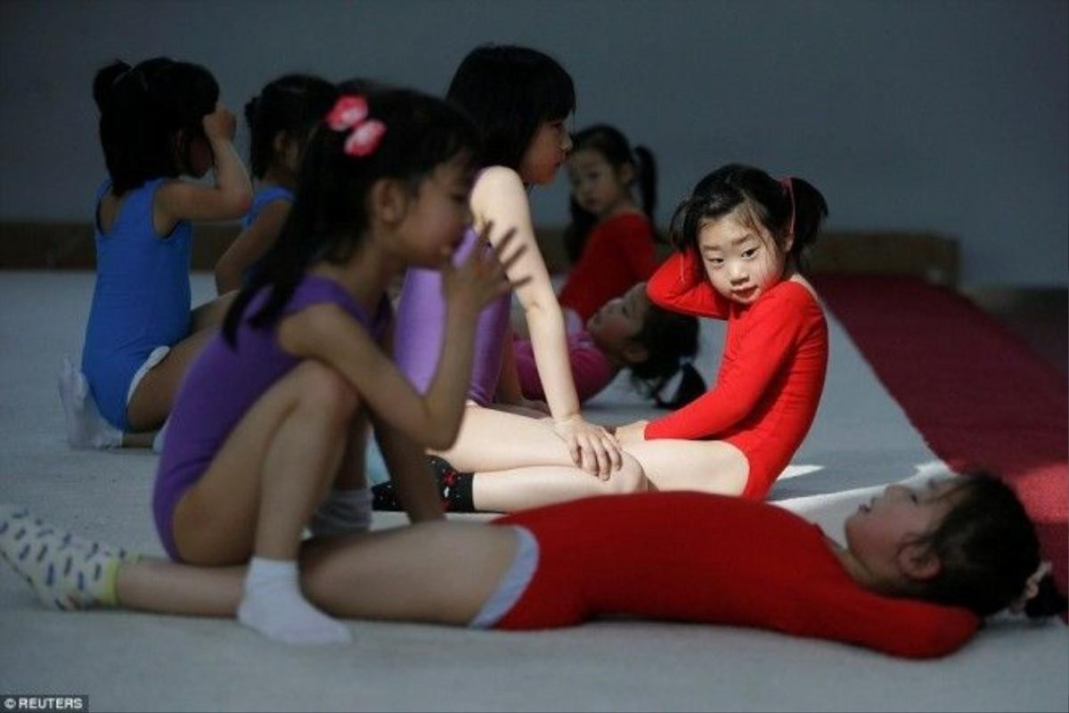 Các bé gái tập gập bụng tại trường Shanghai Yangpu Youth Amateur Athletic School ở Thượng Hải.