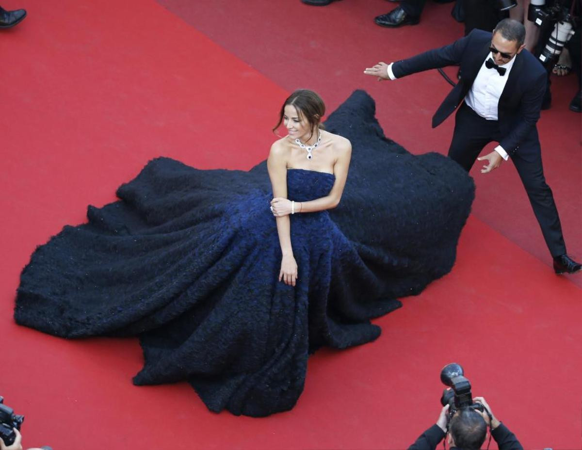 Model Carolina Parsons poses on the red carpet as she arrives for the screening of the film "Julieta". REUTERS/Eric Gaillard