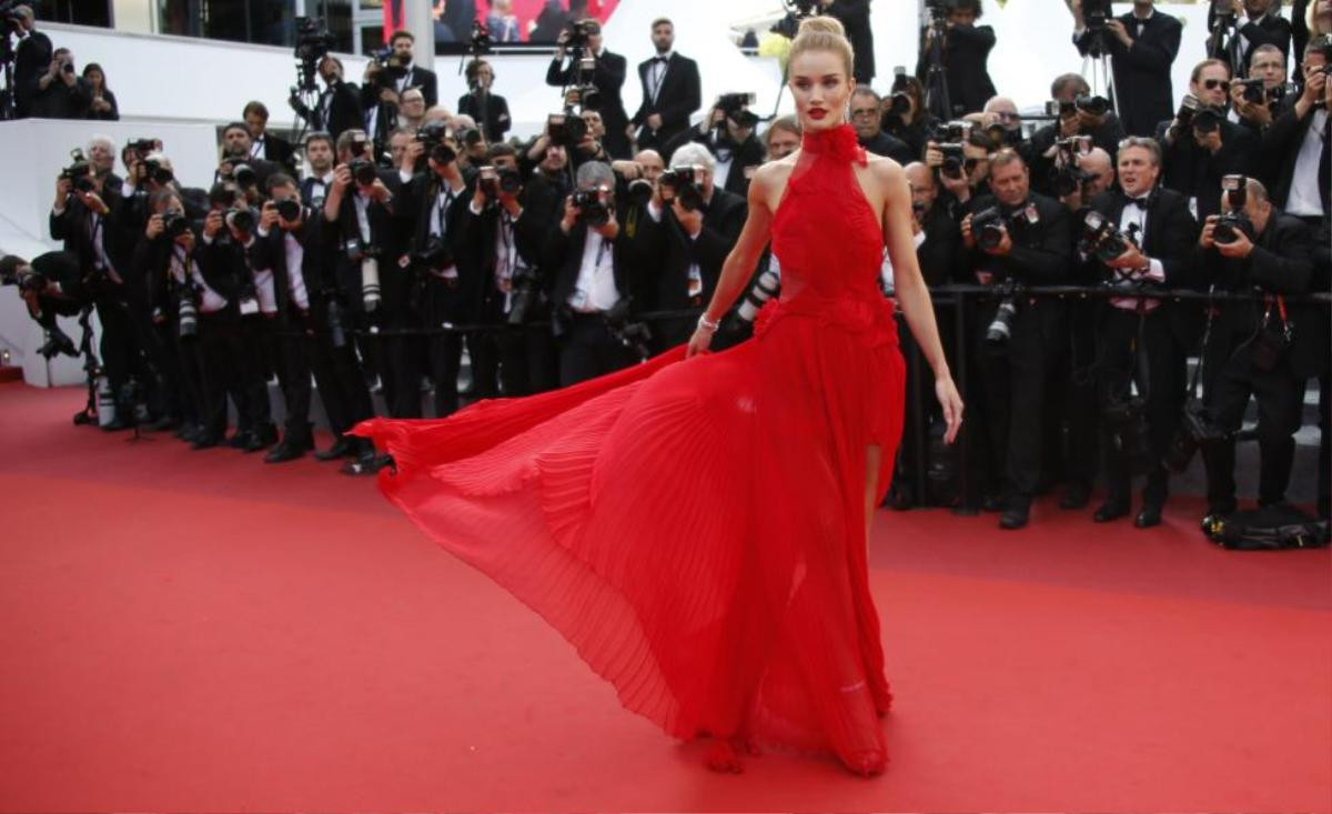 Model Rosie Huntington-Whiteley poses on the red carpet as she arrives for the screening of the film "La fille inconnue" (The Unknown Girl). REUTERS/Jean-Paul Pelissier