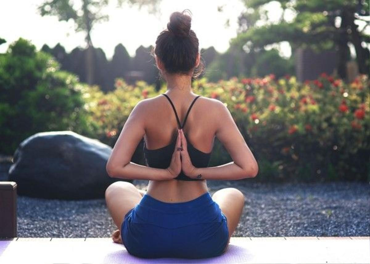 Người đẹp chia sẻ, có thời điểm cô tăng cân rất nhiều vì stress, nhờ tập yoga và kết hợp với kiêng tinh bột, đồ ngọt, cô đã giảm được 7 kg.