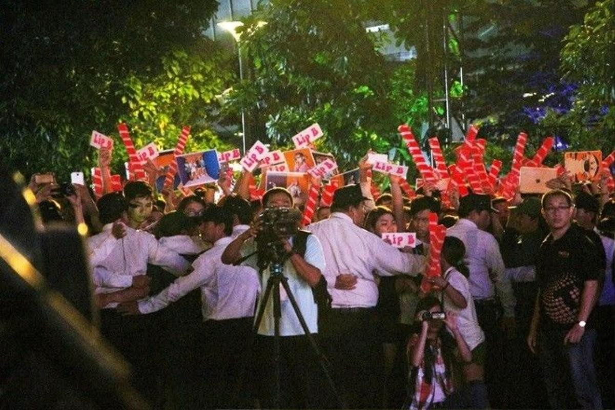 Đông Nhi tự tay trang điểm, chỉnh trang phục cho "gà cưng" Lip B