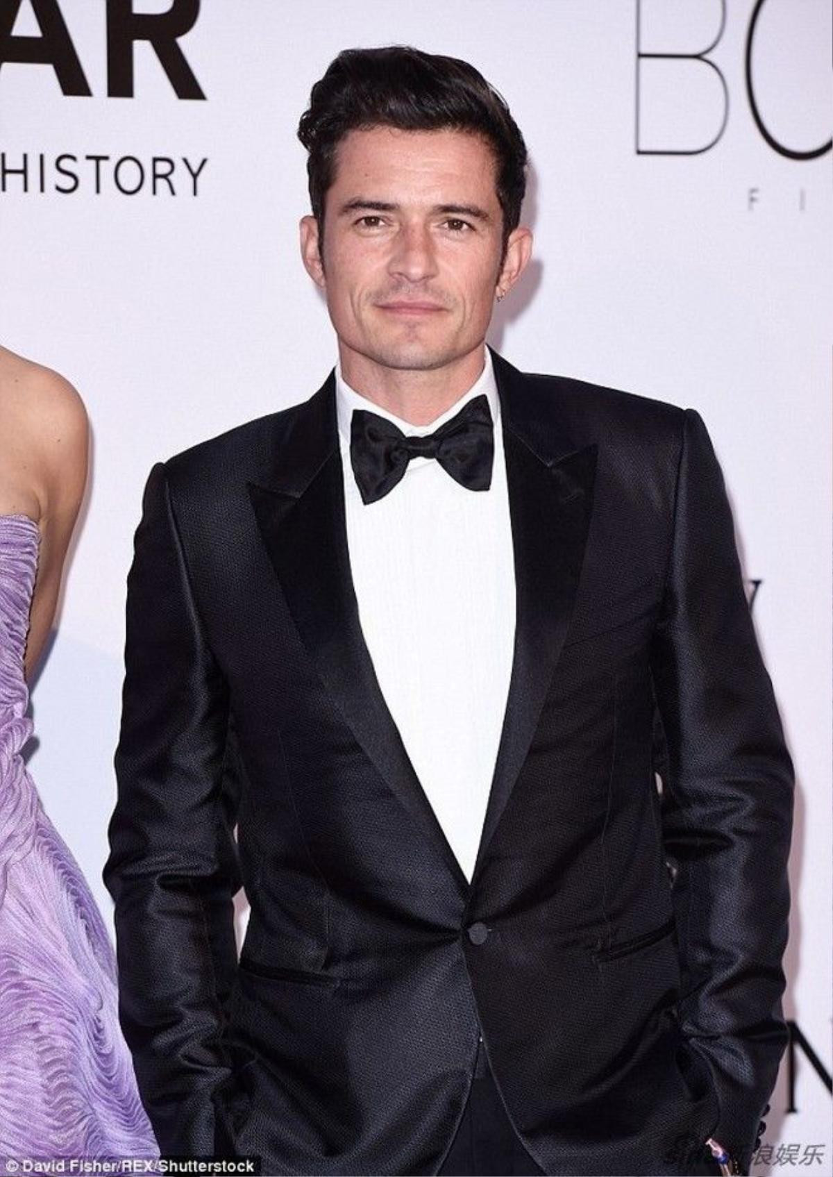 Orlando Bloom cũng có mặt trong sự kiện. Anh đảm nhận vai trò MC. Tuy đi cùng bạn gái nhưng họ cố tình tách nhau trên thảm đỏ.