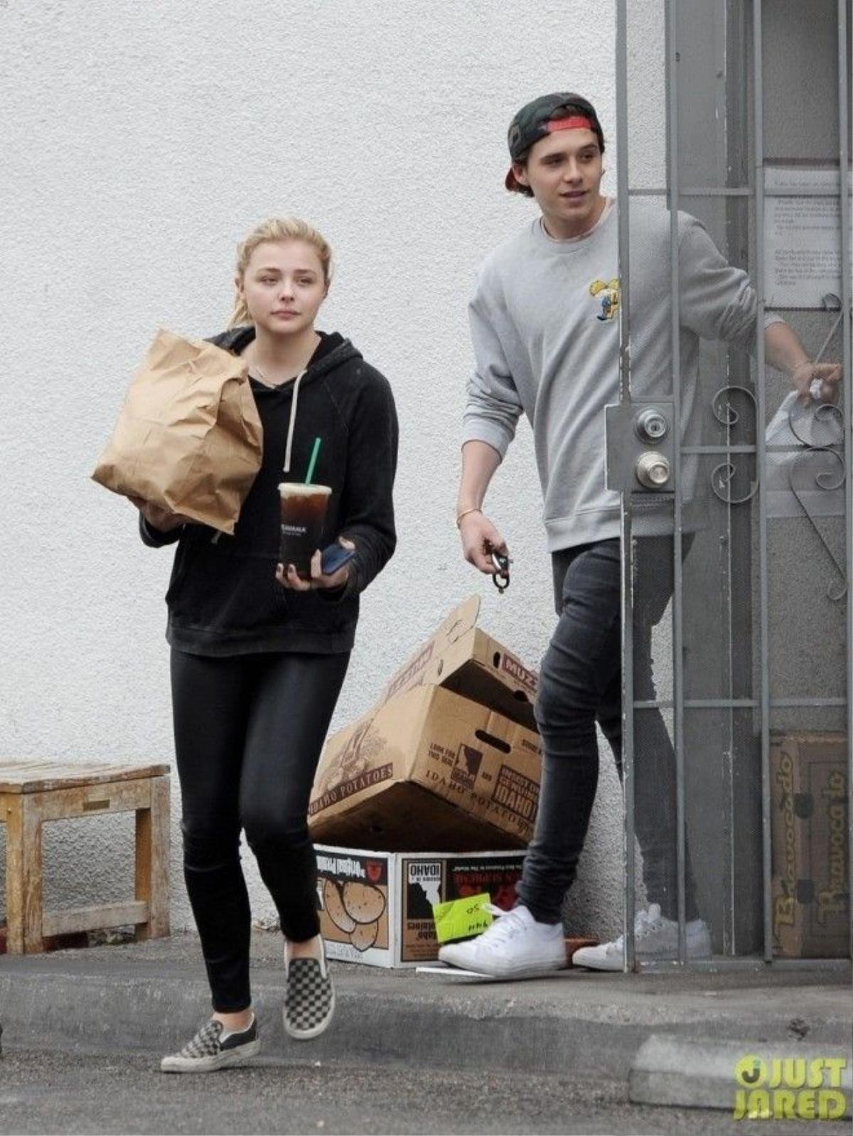 chloe-moretz-brooklyn-beckham-get-takeout-01