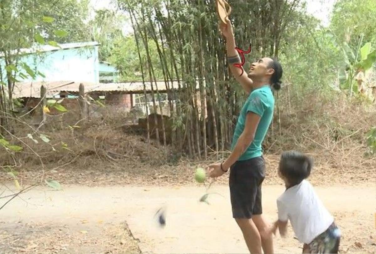 Tuy nhiên, bé Châu Chấu lại ném đúng mặt bố.