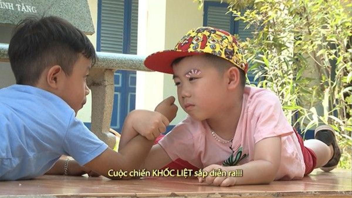 "Cuộc chiến không cân sức” đang âm thầm diễn ra của bé Châu Chấu và Híp.