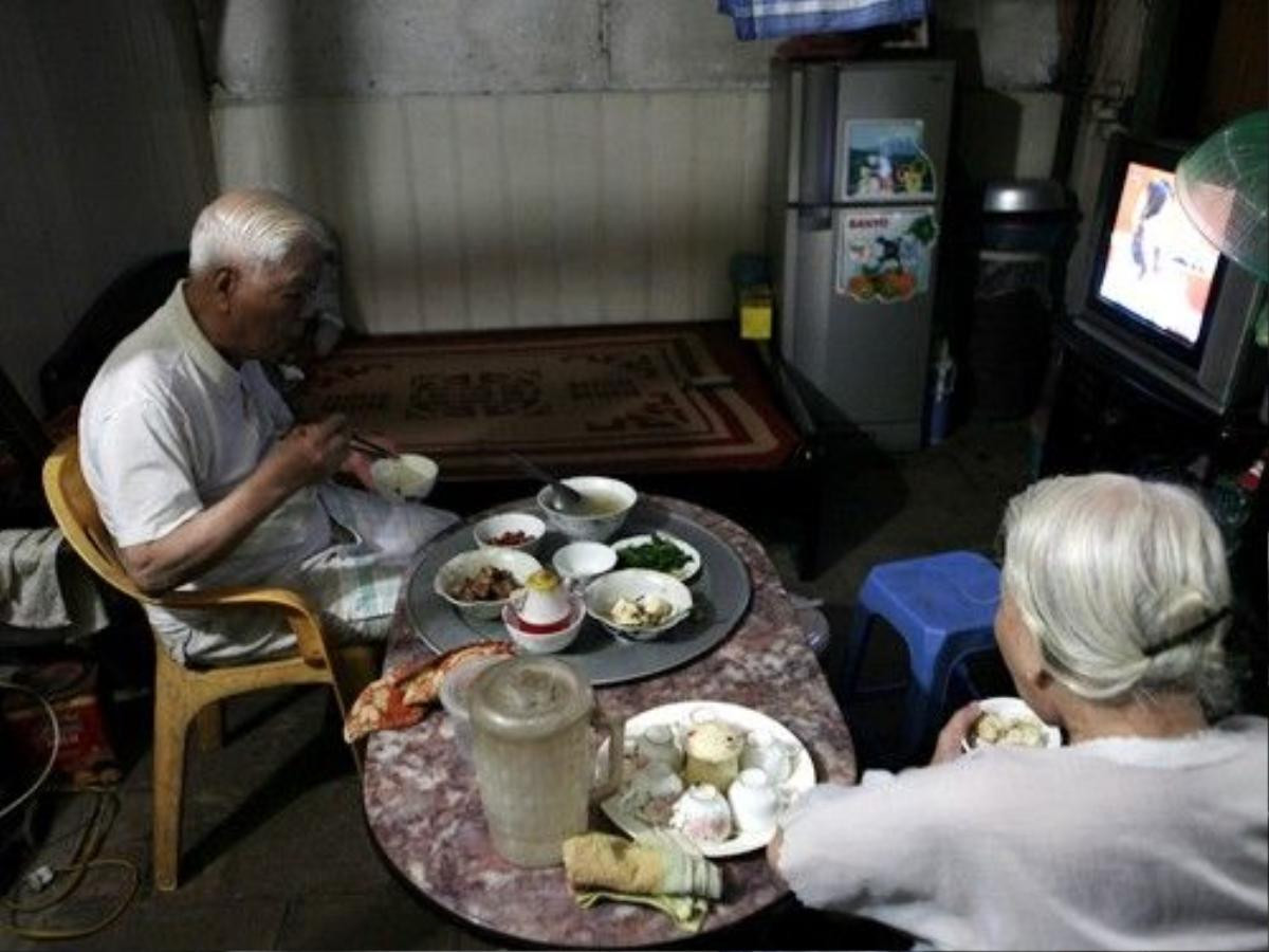 Bao năm qua, sống không con cái, hai ông bà tự lo lắng cho nhau. Những bữa cơm cũng chỉ lặng lẽ đôi vợ chồng già.