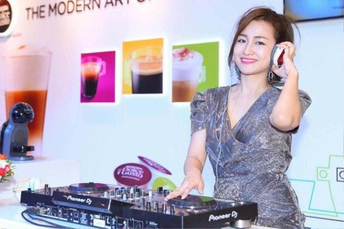 DJ Trang Moon xinh đẹp cũng góp mặt trong sự kiện này. Cô làm không khí sôi động nên với những bản nhạc ấn tượng.