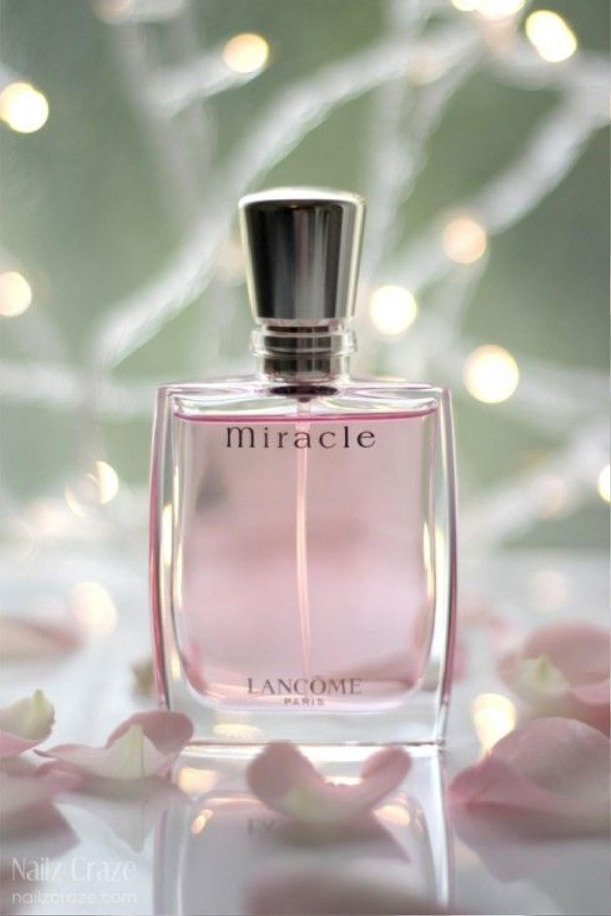 Dòng nước hoa nữ Miracle Lancôme với vỏ hộp đơn giản nhưng không kém phần sang trọng. Mùi thơm tinh tế từ hoa lan Nam Phi và hương vải dịu ngọt tạo nên bức tranh hoàn hảo, chấm phá thêm một chút cay nồng của gừng, tiêu, hoa nhài, hoa mộc lan đồng điệu trên đường nét của xạ hương và hổ phách. Nước hoa nữ Miracle Lancôme là sự lựa chọn hoàn hảo cho bạn gái khi diện đầm xòe trong đêm dạ tiệc mùa hè hay những chiều tản bộ trên phố.