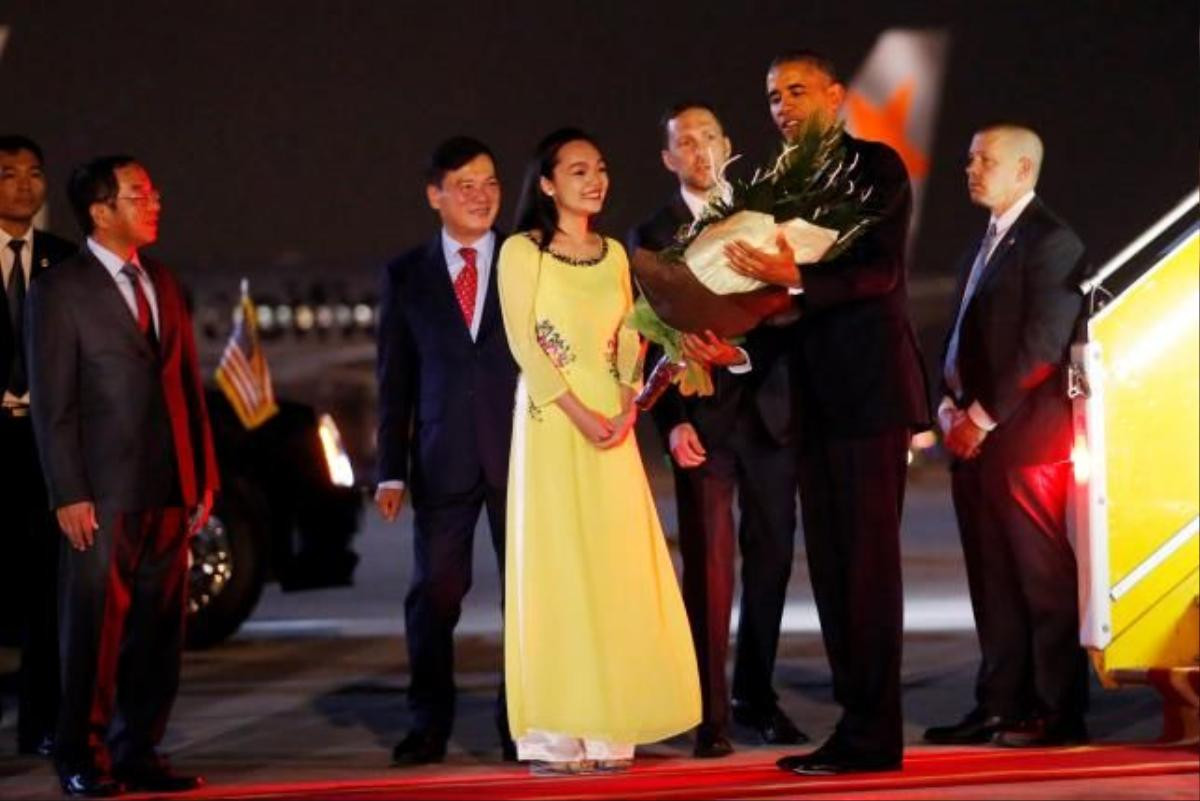 REFILE - QUALITY REPEAT U.S. President Barack Obama receives flowers as he arrives at Noibai International Airport in Hanoi, Vietnam May 22, 2016. REUTERS/Carlos Barria