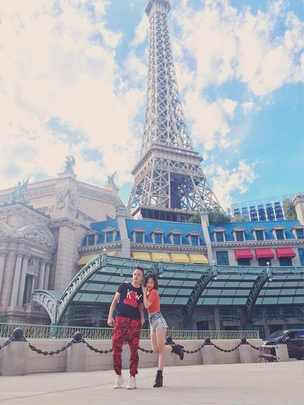 Cô còn được Cao Thái Sơn dẫn đi khám phá tháp Eiffel nổi tiếng ở Lasvegas. Đây là bản sao được cho là giống nhất với tòa tháp lớn tại Pháp.