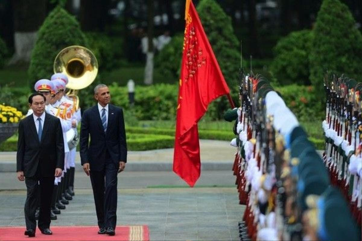 Chủ tịch nước Trần Đại Quang và Tổng thống Mỹ Barack Obama duyệt đội danh dự (ảnh Tuấn Mark)