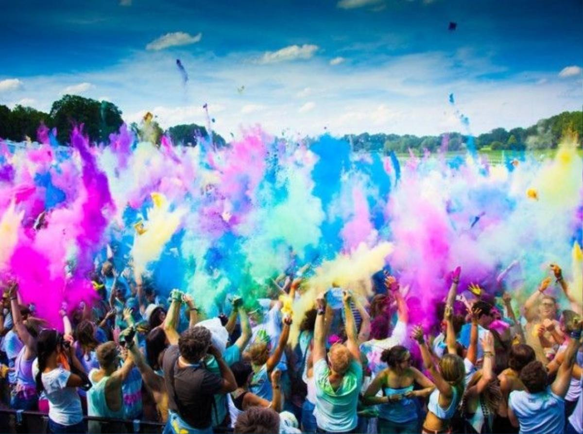 Hình ảnh sử dụng bột màu trong lễ hội Holi của Ấn Độ. Cũng khá tương tự với smoke bomb nhưng lại dễ tìm và an toàn hơn.