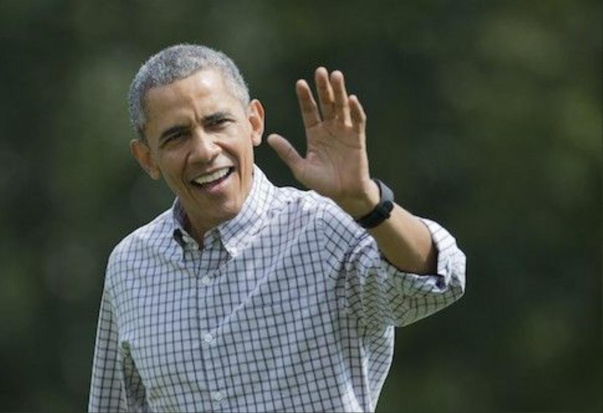 President Barack Obama waves upon arrival at the White House in Washington, Sunday, Aug. 2, 2015, from Camp David, Md. (AP Photo/Manuel Balce Ceneta)