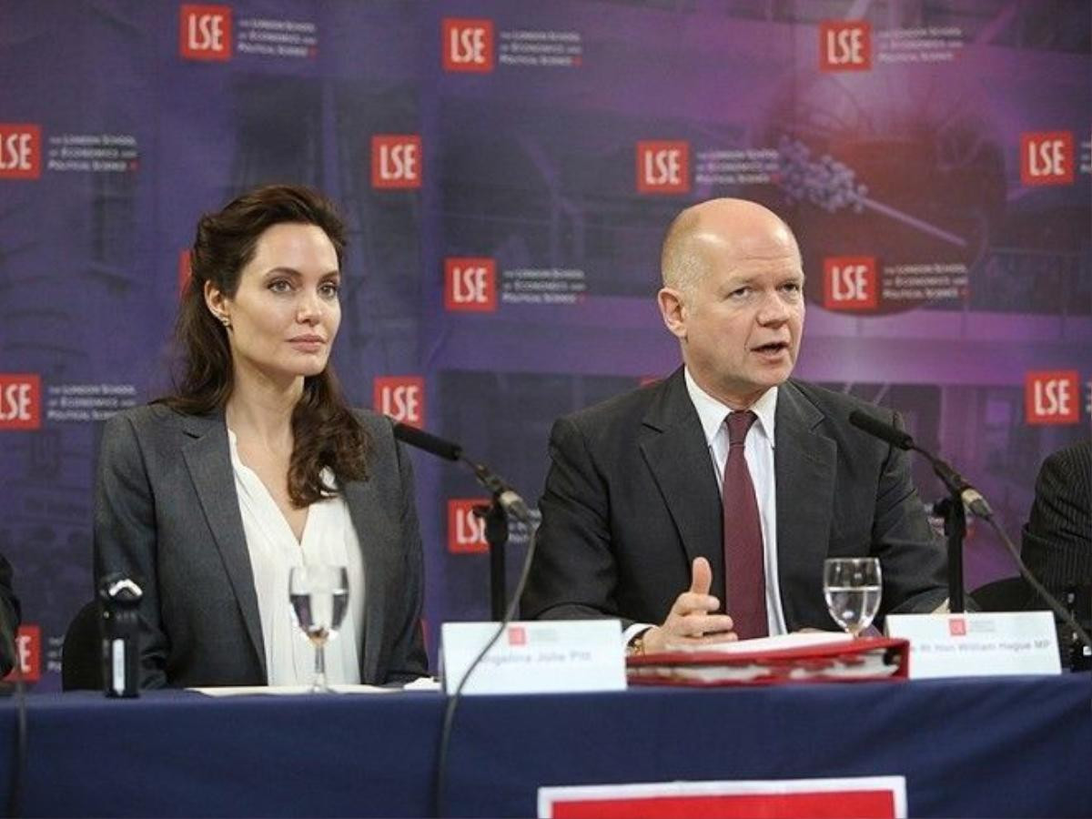 Angelina Jolie và cựu Thư ký Bộ Ngoại giao William Hague.