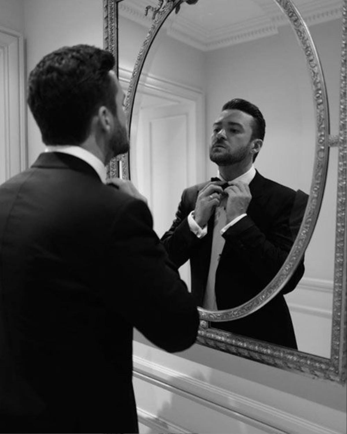 Nam ca sĩ Justin Timberlake tự tay đeo nơ để thêm phần lịch lãm.