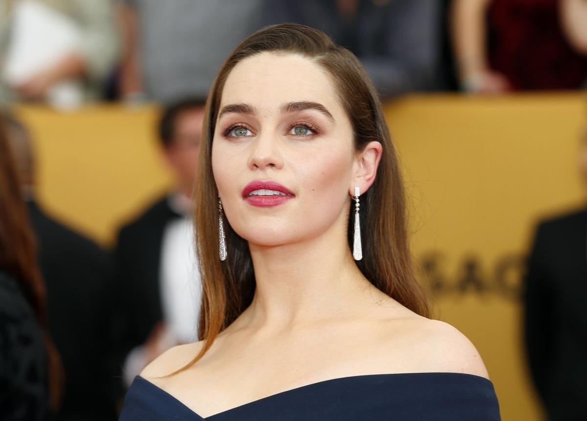 emilia-clarke-says-dating-impossible