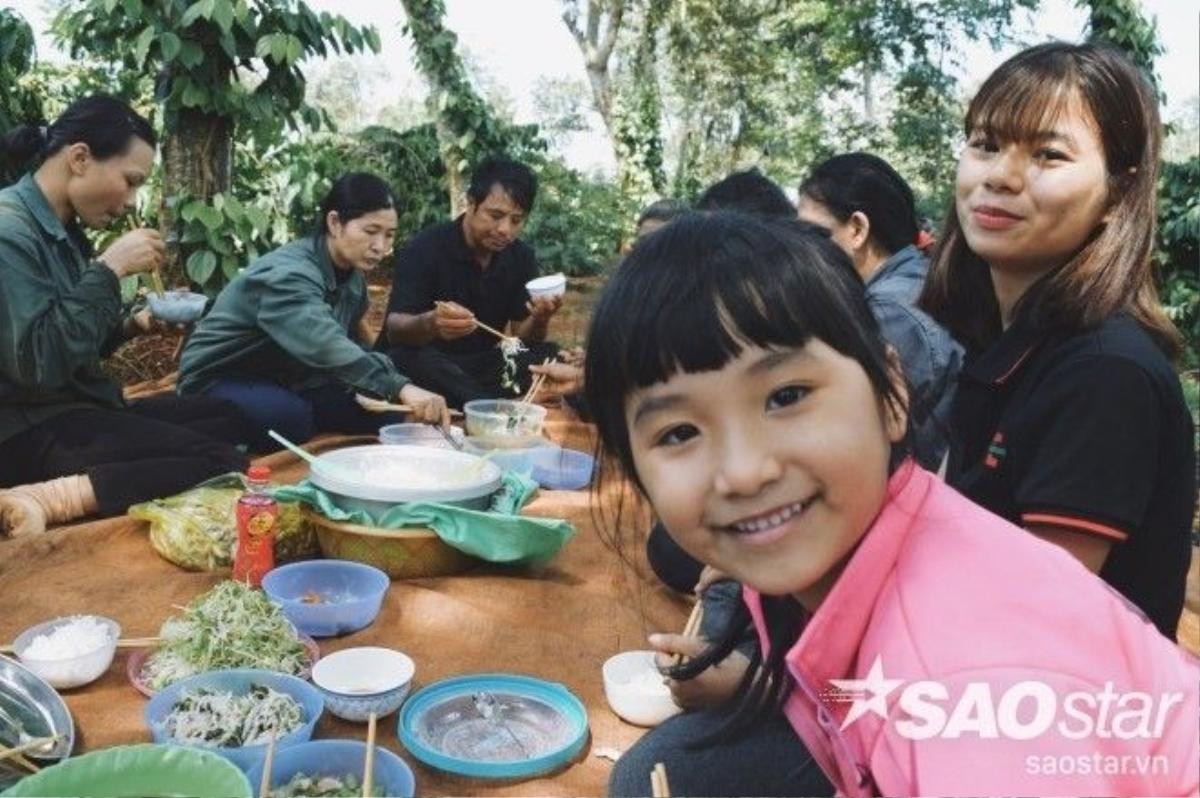 Những bữa cơm đạm bạc nhưng đầy tình nghĩa giữa rẫy cà phê.