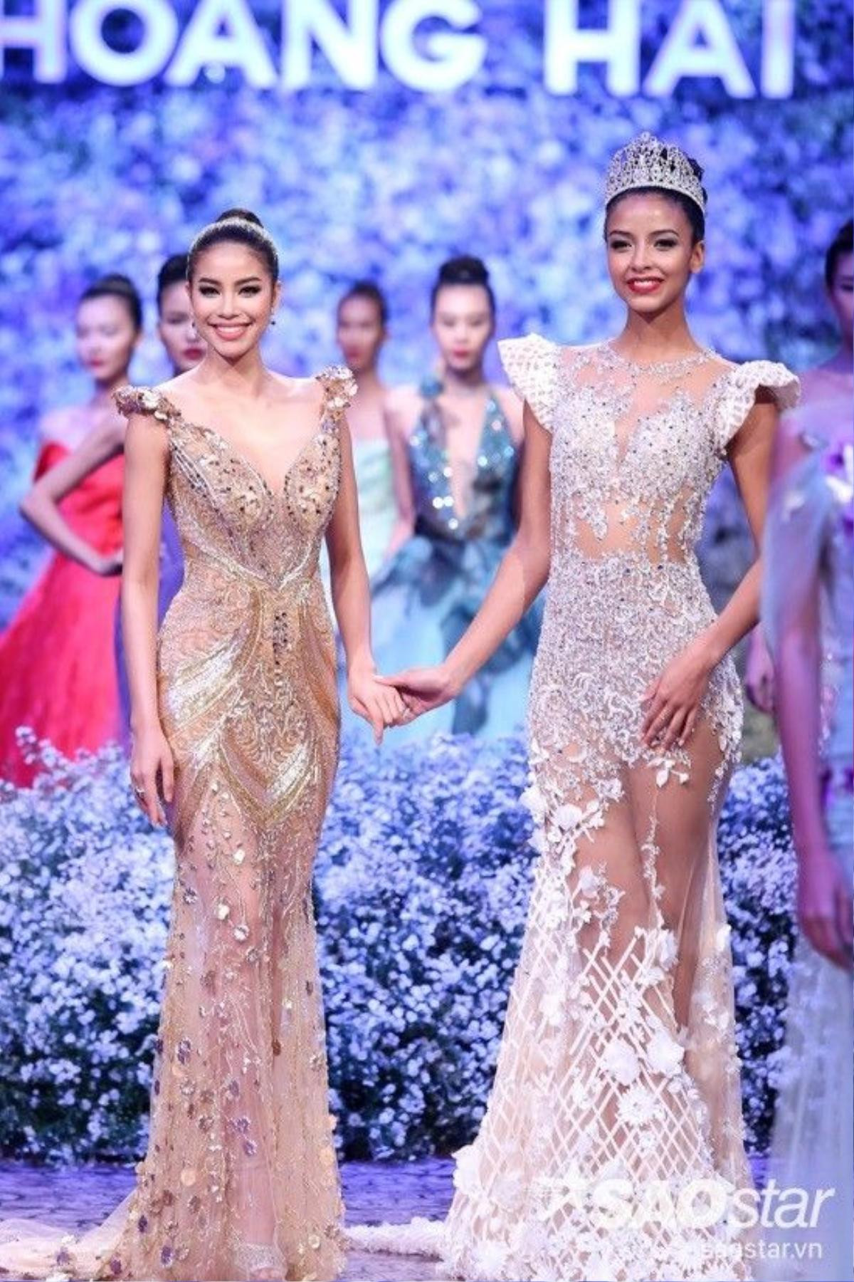 Trong show diễn, Flora Coquerel và Phạm Hương không chỉ là những khách mời đặc biệt mà còn có màn biểu diễn catwalk trên sân khấu khi khoác lên mình 2 mẫu thiết kế mới và vô cùng đặc biệt của NTK Hoàng Hải.