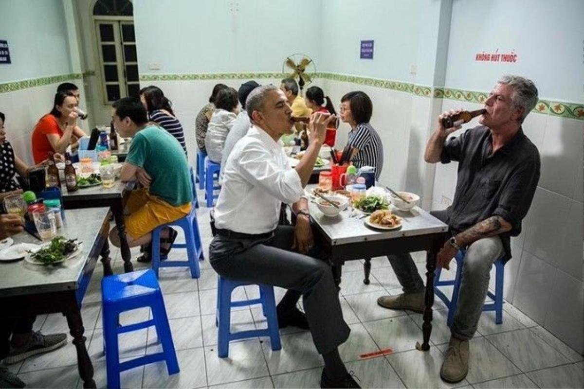 Tổng thống Obama ăn bún chả, uống bia cùng ông Bourdain trong một quán nhỏ ở Hà Nội. Ảnh: Anthony Bourdain.