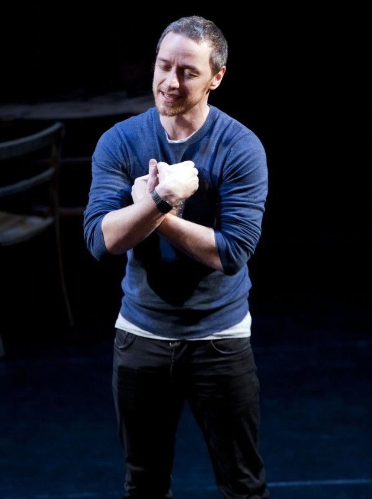 James McAvoy diễn trên sân khấu.