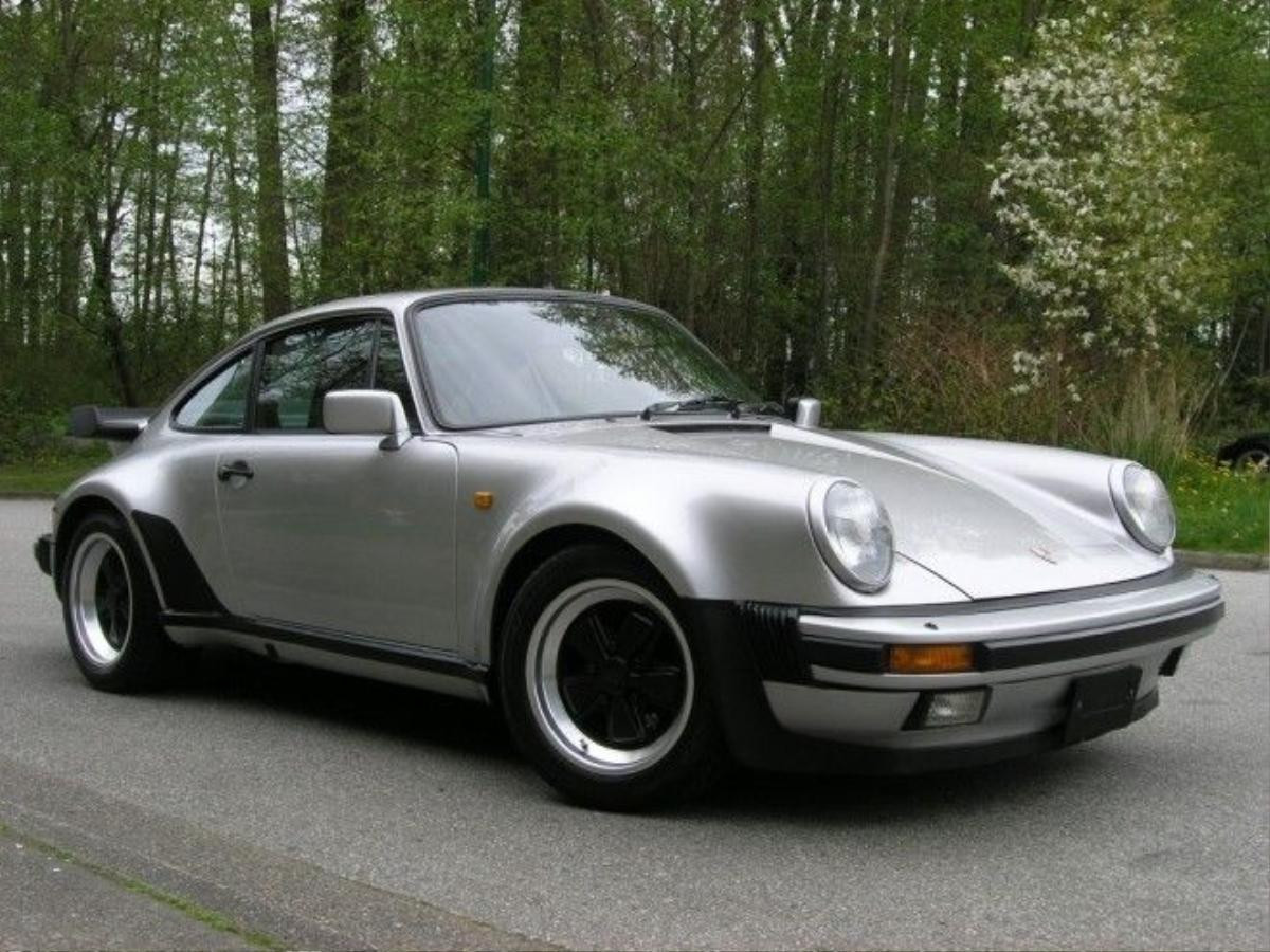 Hình dáng chiếc Porsche 911 đời 80 mà James đã đâm thẳng vào tường. 