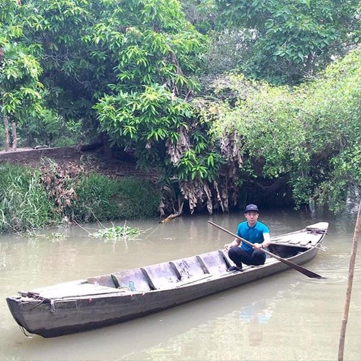 Anh tập chèo ghe trên sông...