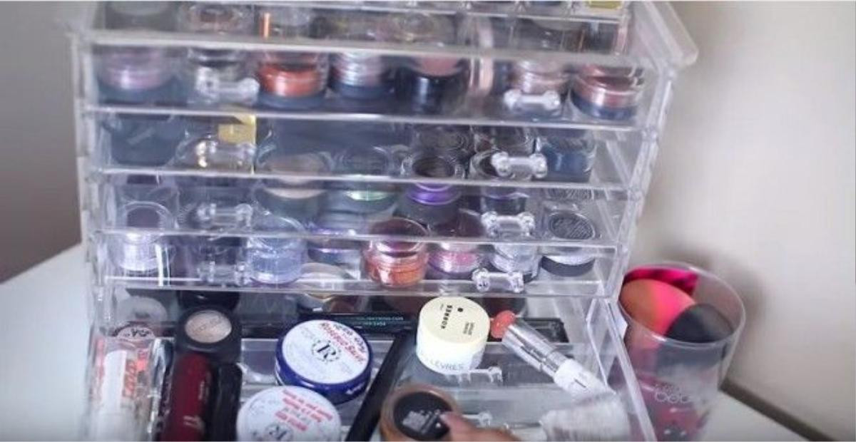 Tủ đựng mỹ phẩm thủy tinh giúp bạn dễ dàng tìm các item make up hơn