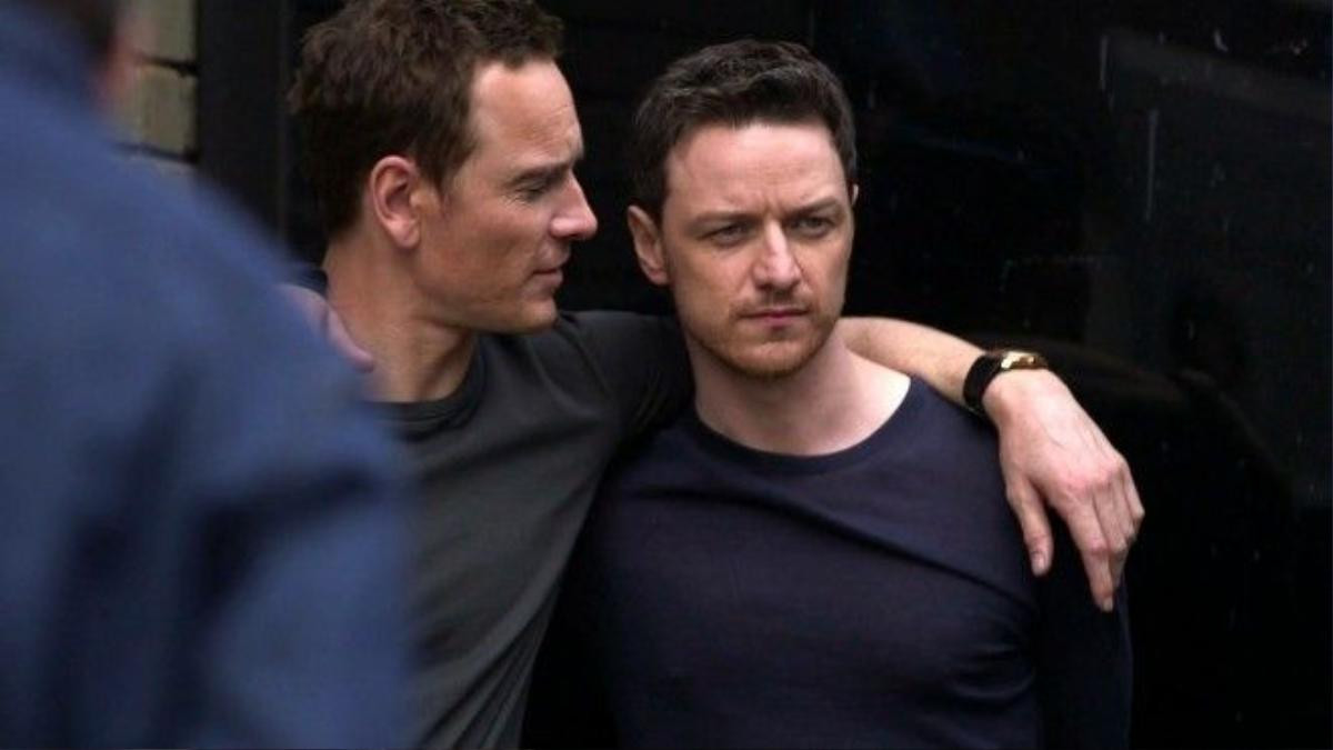 Michael Fassbender nhìn James đầy trìu mến. 