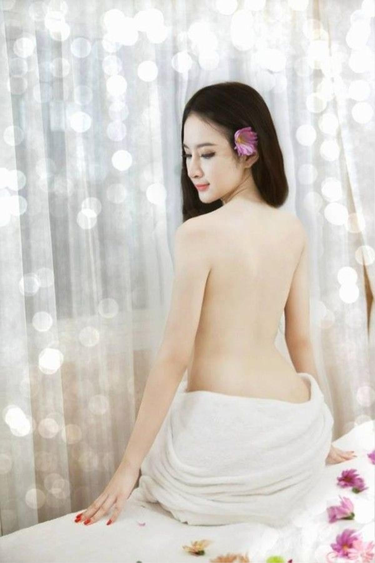 "Bà mẹ nhí" Angela Phương Trinh cũng không kém cạnh về độ sexy.