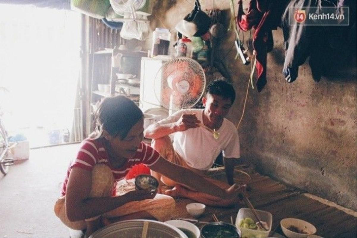 Quay lưng vào ăn cơm và phía sau là "hung thần" mặt trời. 