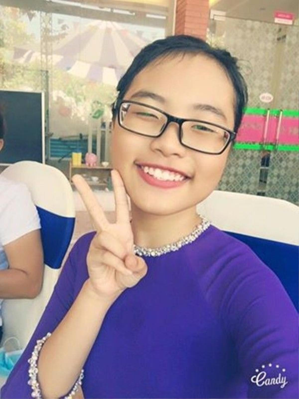 Chị Bảy nhắn nhít selfie trong hậu trường.