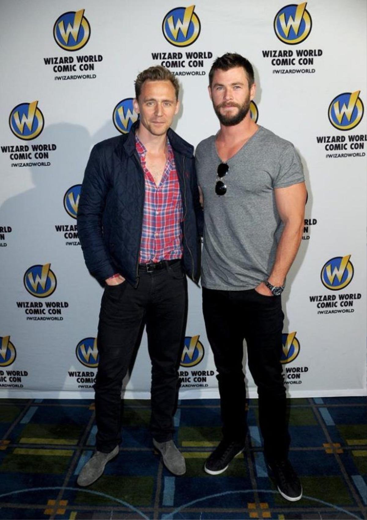 Tom Hiddleston Chris Hemsworth 2