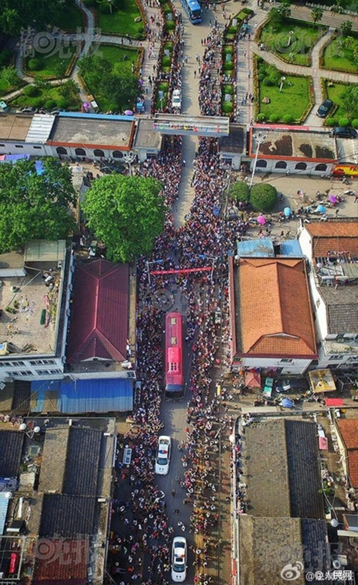 Hàng vạn phụ huynh Trung Quốc tiễn con lên đường đi thi Đại học Ảnh 1